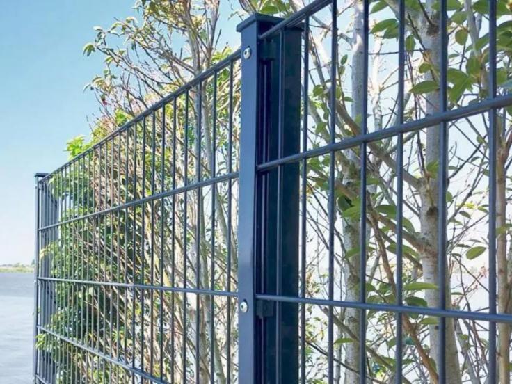Twin wire mesh fencing 
